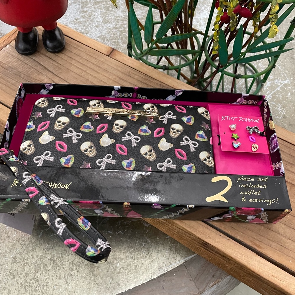 BETSEY JOHNSON NIB BLACK SKULLS,LIPS,BOWS, CAT, JEWELS, WRISTLET & EARRINGS SET